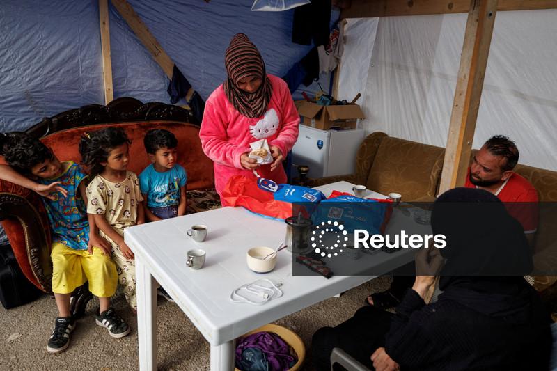 Com dois meses de guerra, família libanesa deslocada entra em desespero