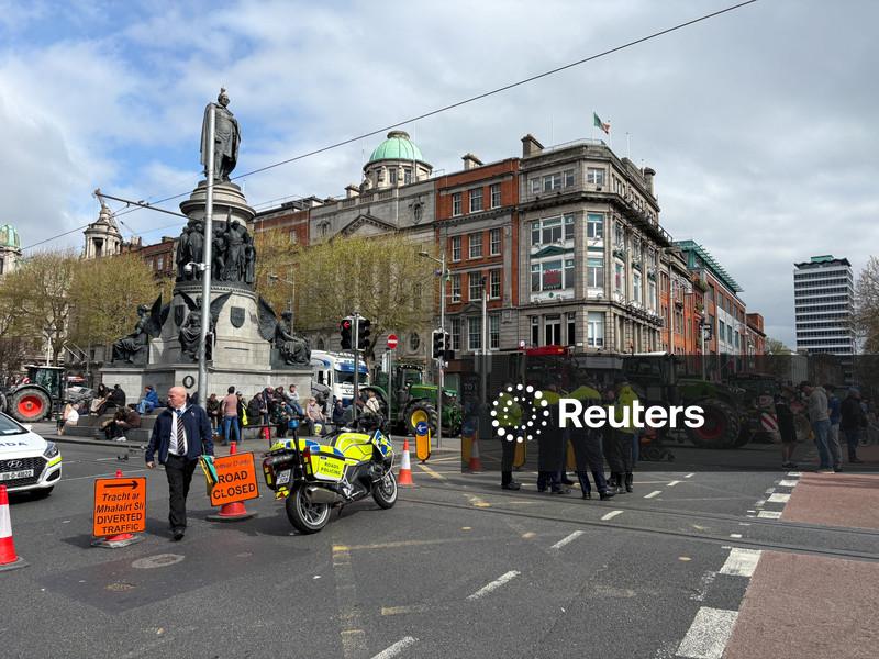 Polícia  irlandesa se mobiliza para romper  bloqueio a refinaria por manifestantes irritados com preços dos combustíveis