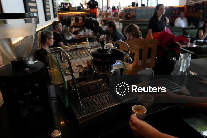 Confiança de serviços no Brasil cai em abril ao menor nível desde agosto com guerra, diz FGV