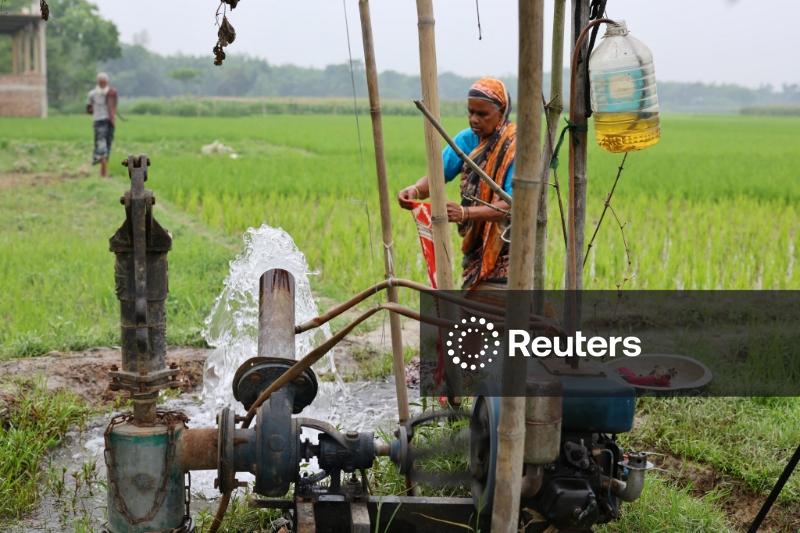 Escassez de diesel causada pela guerra atinge agricultores de Bangladesh