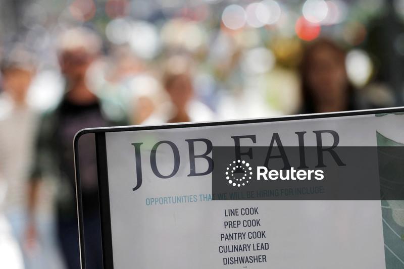 Pedidos semanais de auxílio-desemprego nos EUA caem e mercado de trabalho permanece estável