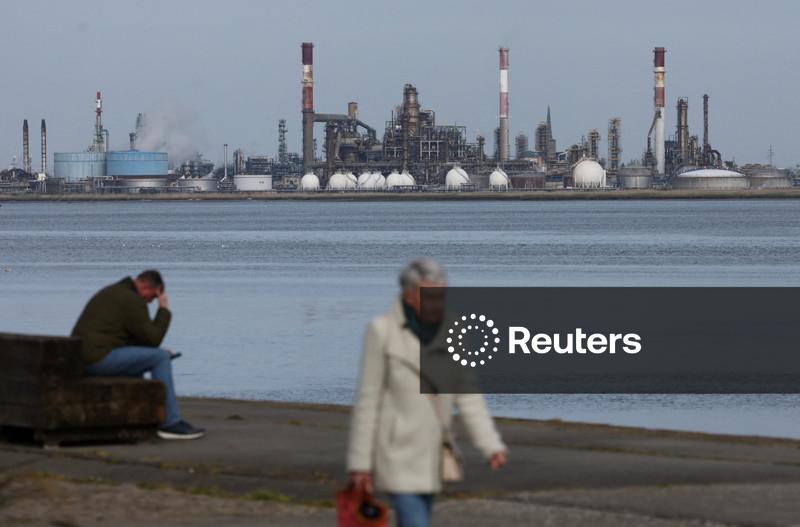 Macron reafirma esforços para reabrir Estreito de Ormuz, enquanto TotalEnergies alerta para escassez de energia