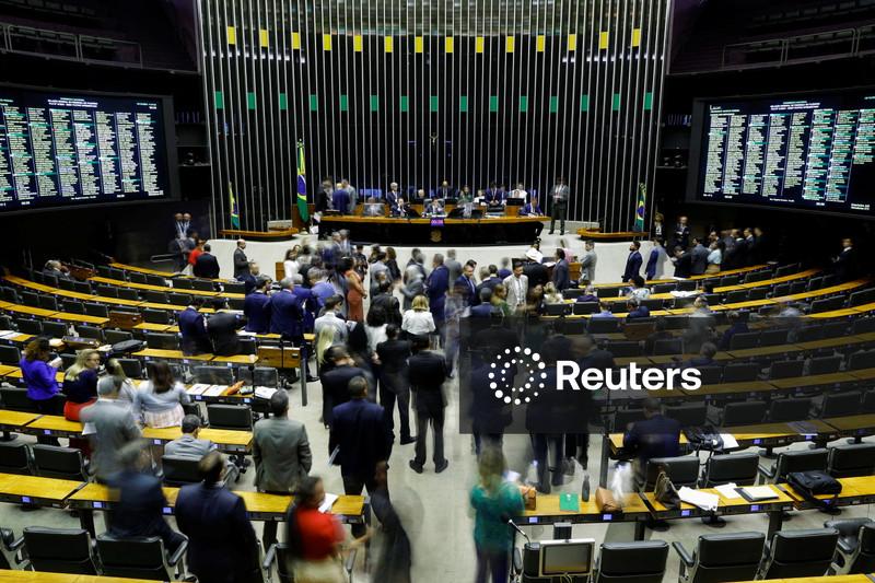 CCJ da Câmara aprova admissibilidade de PECs que acabam com escala 6 x 1