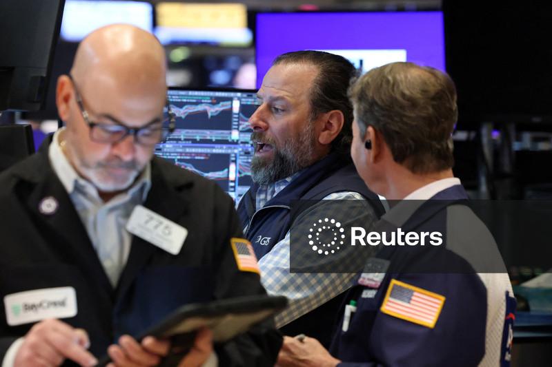 Nasdaq abre em baixa com ações de tecnologia sob pressão por novas preocupações sobre IA