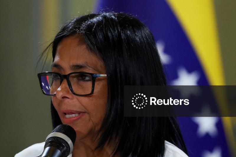 Presidente interina da Venezuela pede retirada das sanções dos EUA e diz que licenças não são suficientes