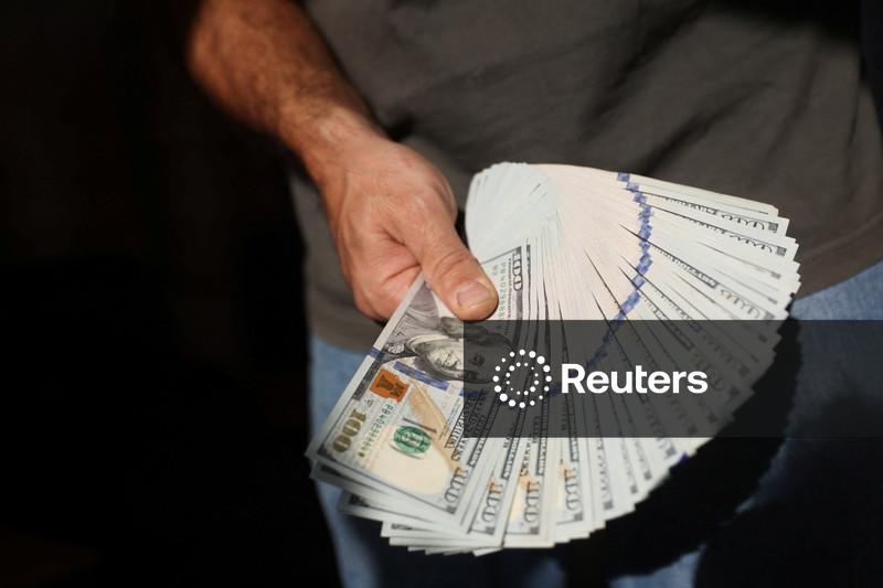 Dólar volta a fechar acima de R$5,00 após cenário externo se deteriorar à tarde