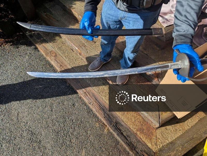 Homem de Massachusetts que empunhava espada é preso por ameaças a Trump, diz FBI