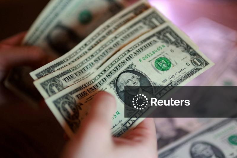 Dólar se mantém firme antes de prazo final de Trump ao Irã