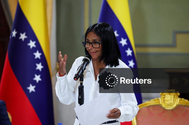 Presidente interina da Venezuela diz que renda mínima mensal aumentará para US$240