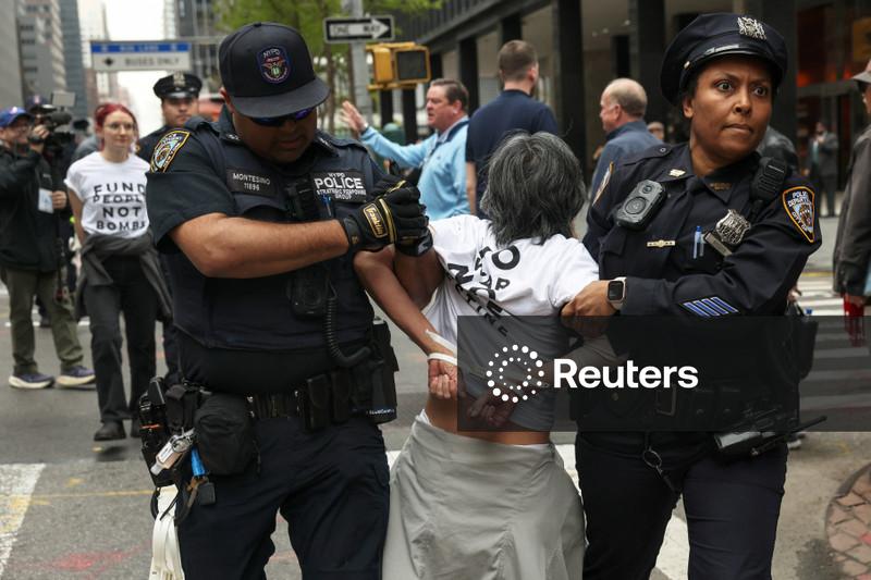 Dezenas de pessoas são detidas em protesto em Nova York contra venda de armas dos EUA a Israel