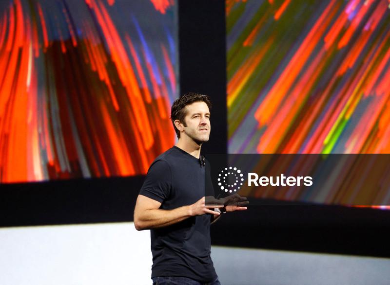 Apple nomeia executivo interno John Ternus como CEO e Tim Cook como presidente do conselho de administração