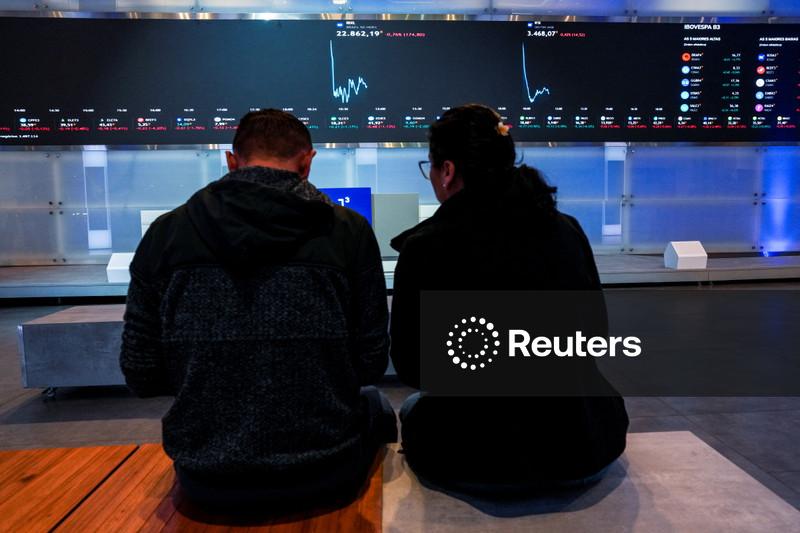 Ibovespa recua na abertura com ajustes na volta do feriado