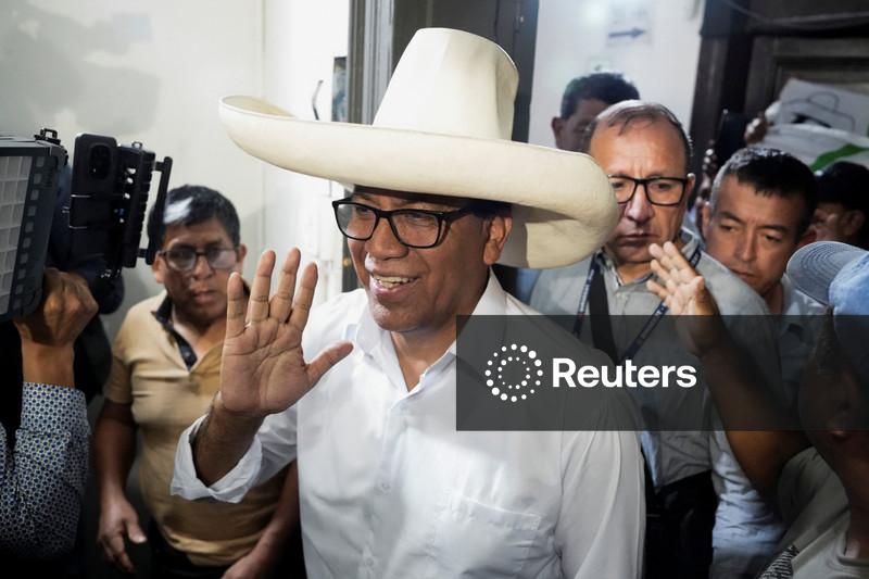 Parlamentar de esquerda disputa com ex-prefeito de extrema-direita vaga no segundo turno das eleições no Peru