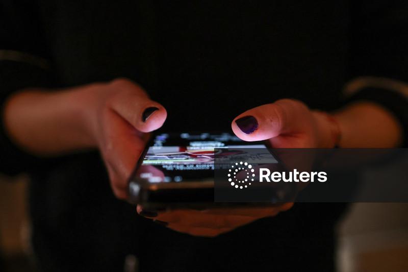 Antes de proibição de redes sociais na Grécia, pais buscam separar filhos dos celulares