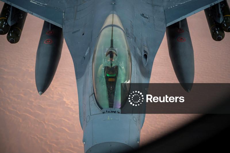 Irã deixa porta aberta para negociações de paz enquanto a busca por piloto americano desaparecido continua