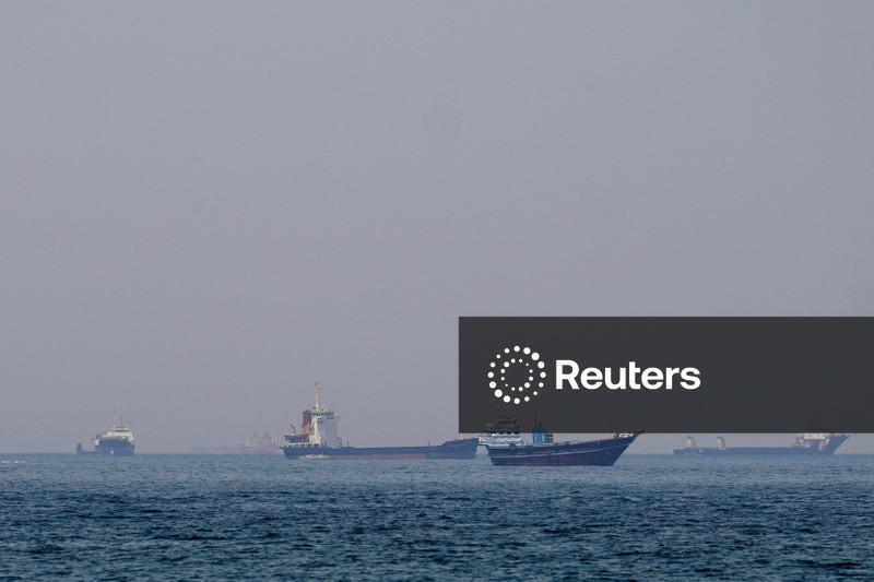 Tráfego marítimo através de Ormuz continua praticamente parado