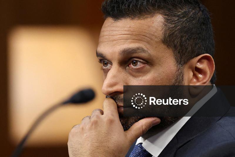 Diretor do FBI processa revista The Atlantic após reportagem sobre bebida e ausências