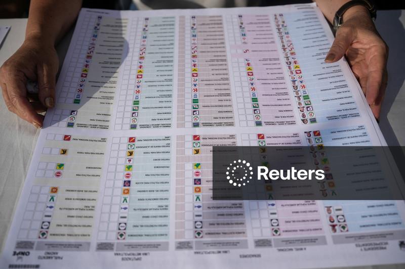 Eleitores do Peru votam em acirrada corrida presidencial e segundo turno se aproxima