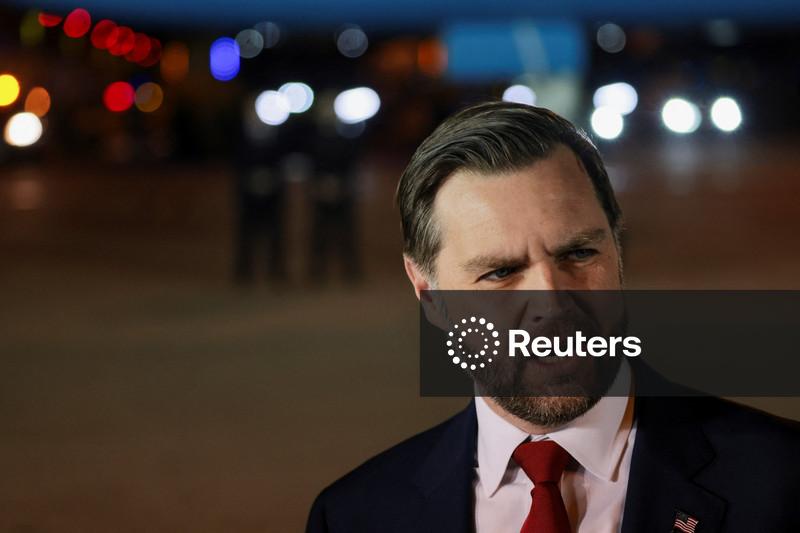 Vice-presidente dos EUA alerta Irã a não "brincar conosco" ao sair para negociações