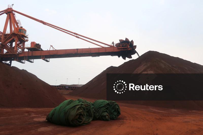 Minério de ferro sobe em Dalian em meio a riscos de oferta