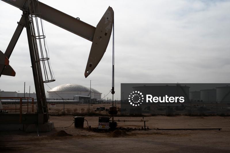 Petróleo sobe US$3 após queda nos estoques de combustíveis dos EUA e ataques a tiros em Ormuz