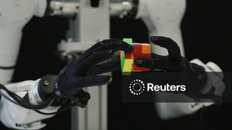 Startup francesa revela modelo de IA para robôs e mão semelhante à humana