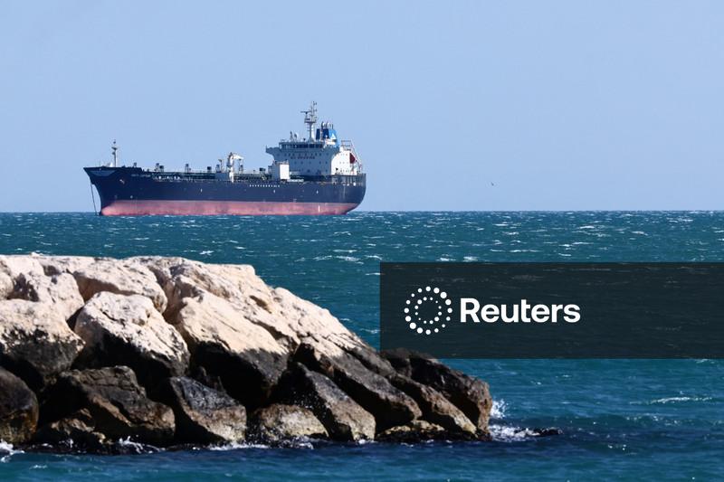 Petróleo avança com troca de ataques entre EUA e Irã, mas reduz ganhos