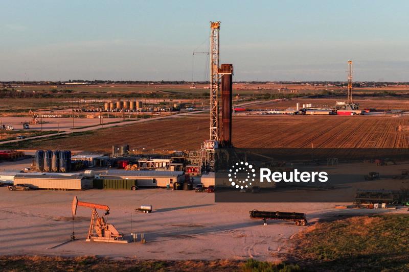 Petróleo fica quase estável após Irã relatar passagem de navios por Ormuz