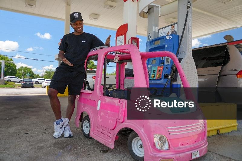 Preços altos da gasolina levam norte-americanos a improvisar, desde ônibus até carros de brinquedo