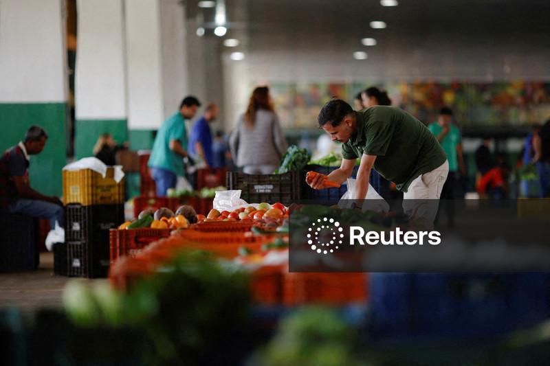 Analistas elevam projeção de inflação no Focus este ano, mantêm cenário para política monetária