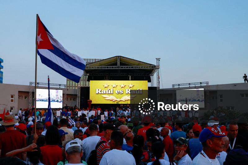 Cubanos se reúnem diante da embaixada dos EUA em Havana para protestar contra indiciamento de Raúl Castro