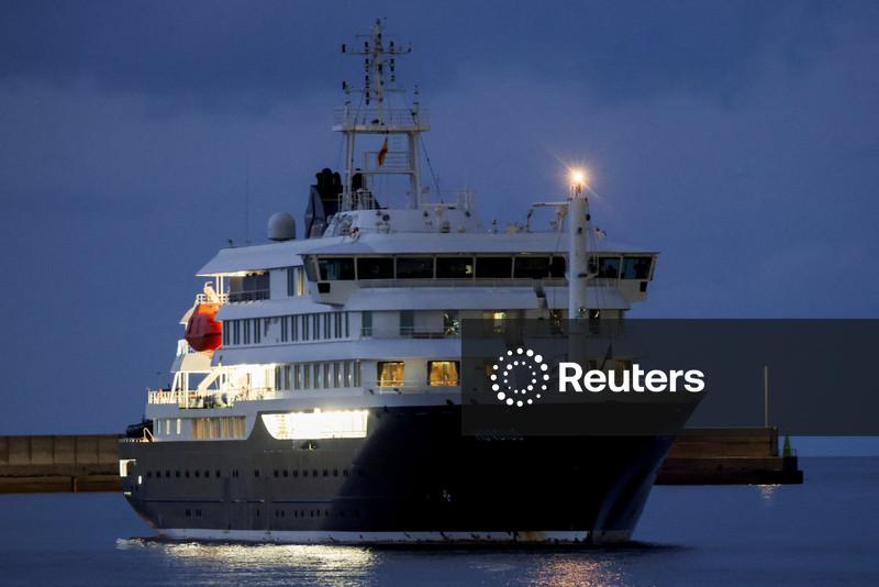 Voos de repatriação partem de Tenerife após surto de vírus em navio de cruzeiro