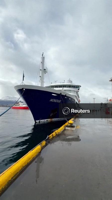 Navio de cruzeiro afetado pelo hantavírus segue para Espanha após três pessoas serem retiradas
