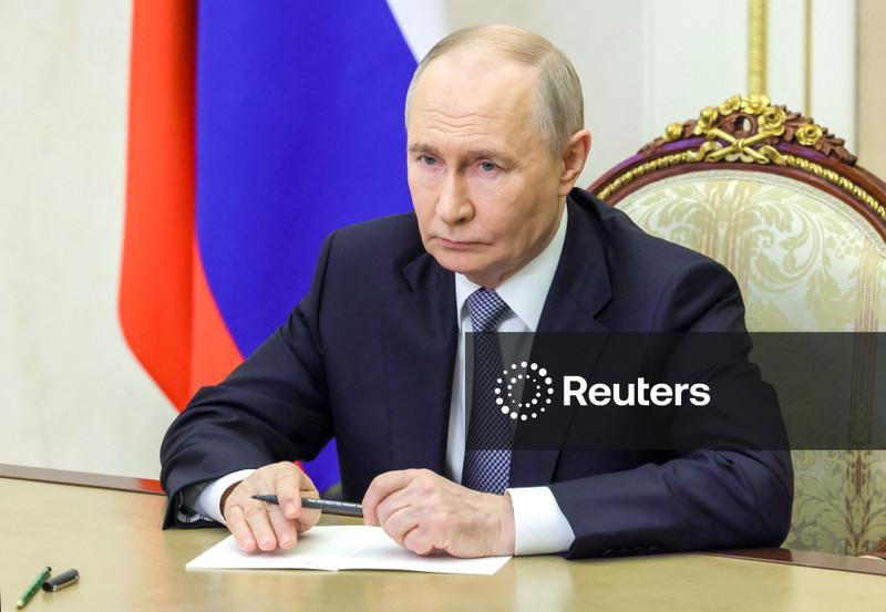 Putin diz que Rússia continuará modernizando as forças nucleares, segundo agências