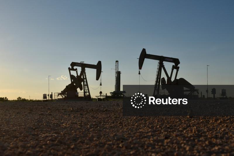 Petróleo cai 5% com investidores de olho em negociações de paz entre EUA e Irã