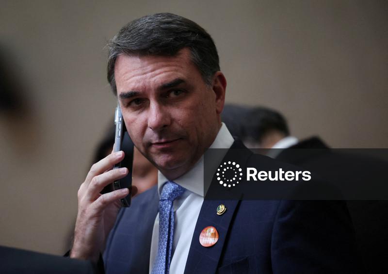 Revelação de pedido de dinheiro de Flávio Bolsonaro a Vorcaro pega aliados de surpresa e preocupa campanha