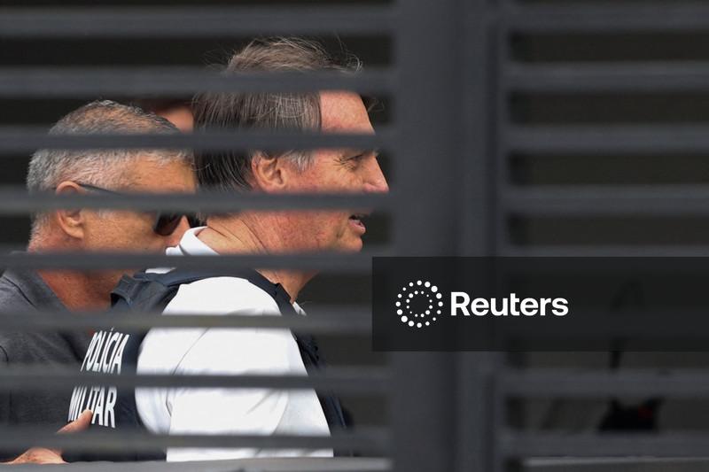 Bolsonaro recebe alta de hospital após cirurgia e retorna para prisão domiciliar