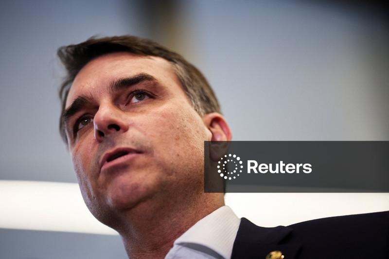 Flávio Bolsonaro chega a Washington com expectativa de reunião com Trump