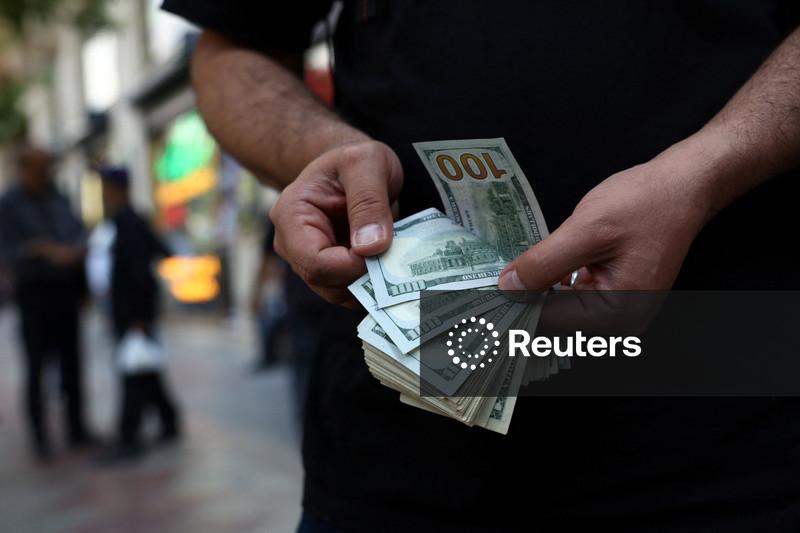 Dólar oscila perto da estabilidade no Brasil com Irã e EUA próximos de um acordo