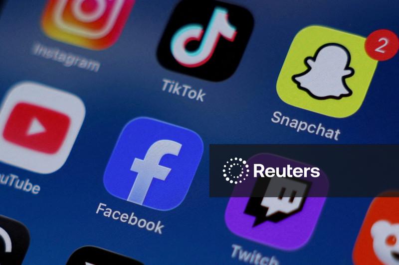 UE planeja novas regras contra designs viciantes em redes sociais para proteger crianças