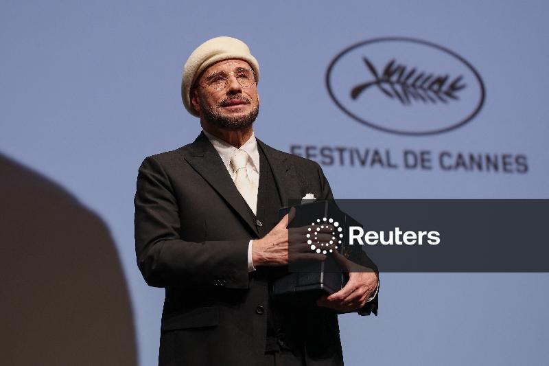 John Travolta é pego de surpresa por prêmio em Cannes antes de estrear como diretor