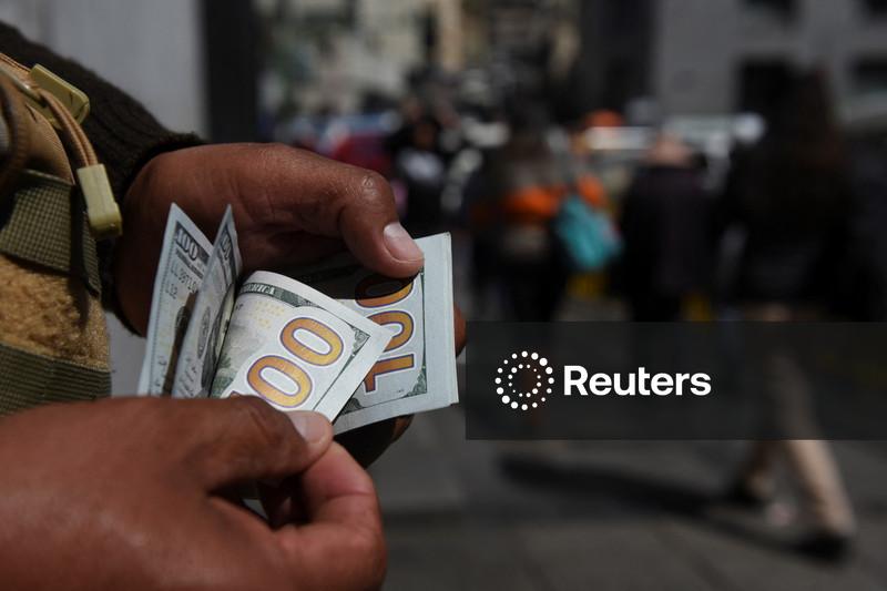 Dólar à vista fecha em baixa de 0,37%, a R$4,9872 na venda