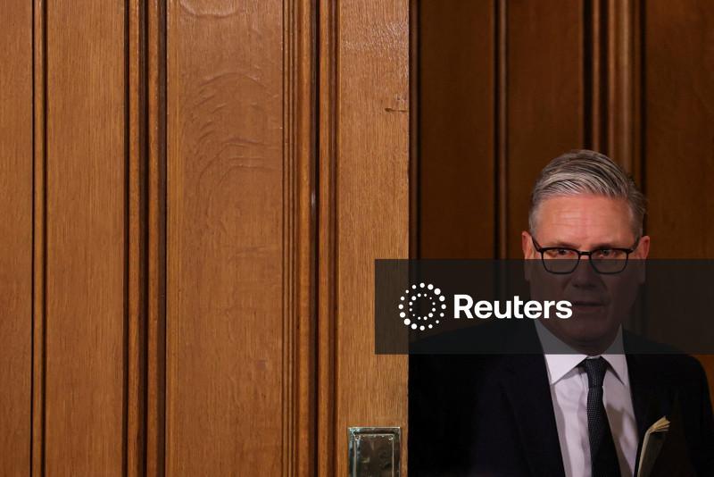 Enfraquecido pelas eleições locais, premiê britânico é desafiado por ex-ministra