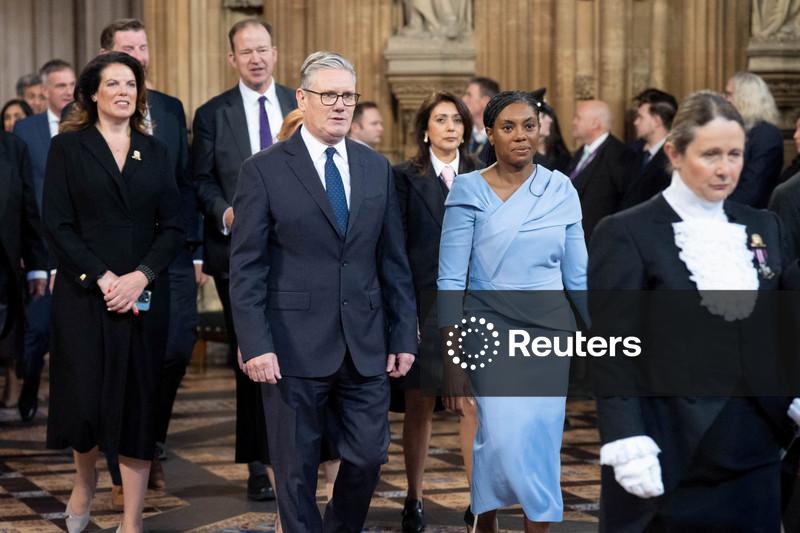 Premiê britânico enfrenta maior desafio até agora e ameaça de demissão ofusca discurso do rei