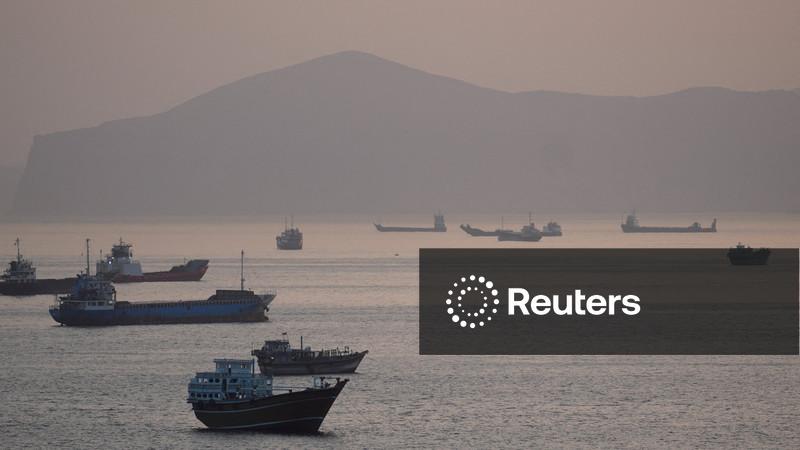 Irã ataca navios e porto dos EAU em demonstração de força após Trump ordenar que Marinha abra o estreito