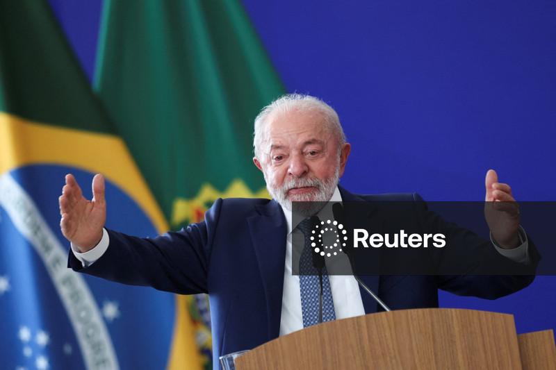 Lula assina medida provisória para zerar “taxa das blusinhas”