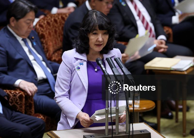 Ministra das Finanças do Japão sinaliza disposição para intervir no câmbio