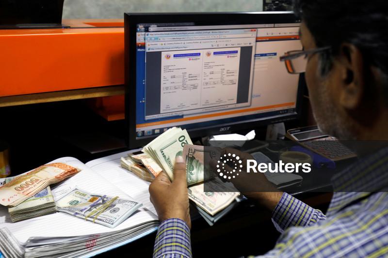 Dólar abre perto da estabilidade com mercado atento ao noticiário político no Brasil