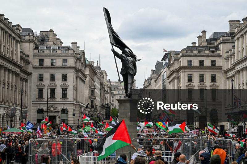 Dezenas de milhares de pessoas marcham em Londres em protestos separados contra a imigração e pró-palestinos