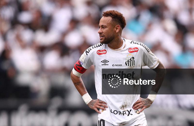 Neymar foi encaminhado a clínica para novos exames, diz CBF